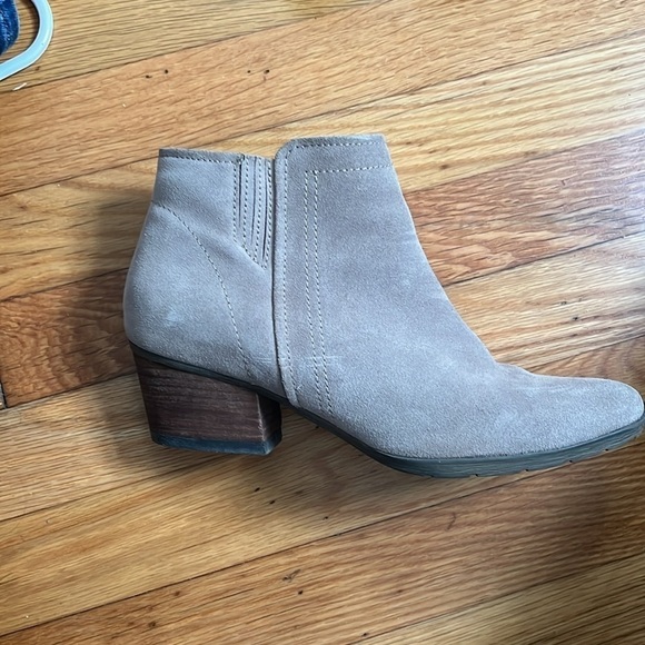Blondo suede tan ankle bootie Valli style with wood block heel, women’s 9 - Picture 2 of 6